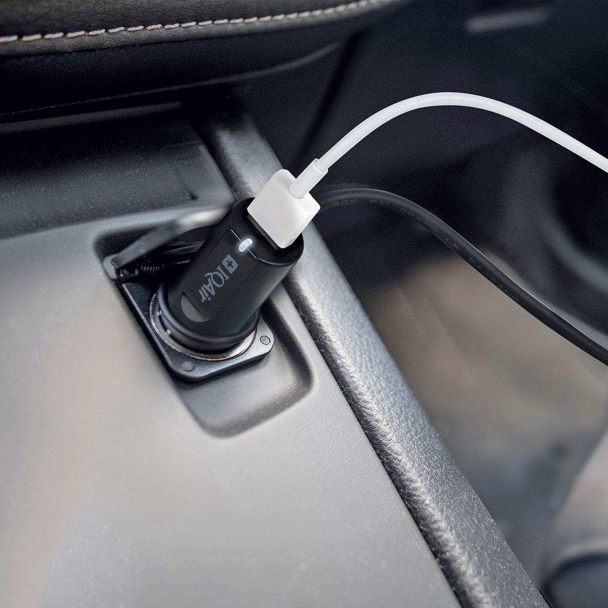 IQAir Atem Car Power Adapter, schwarz, eingesteckt im Zigarettenanzünder eines Fahrzeugs