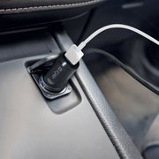 IQAir Atem Car Power Adapter, schwarz, eingesteckt im Zigarettenanzünder eines Fahrzeugs