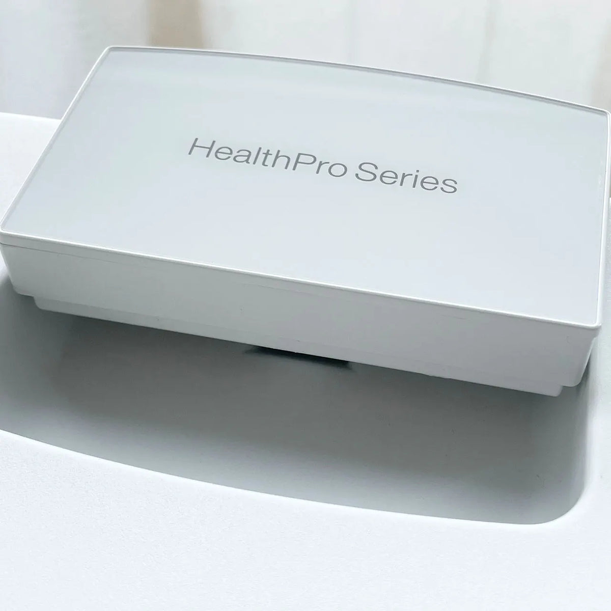 Nahaufnahme der Oberseite des IQAir HealthPro Luftreinigers mit Schriftzug „HealthPro Series“, weiß