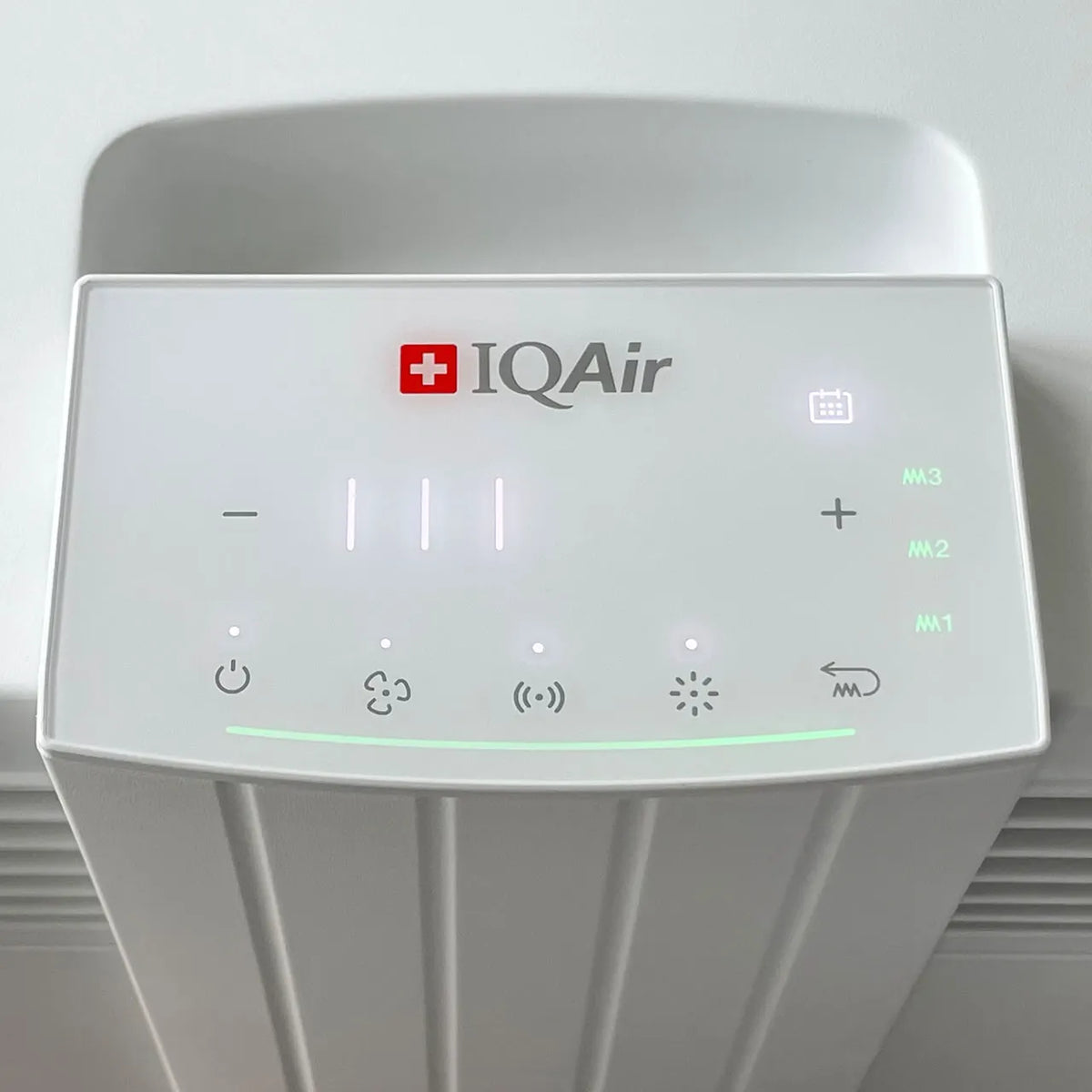 Nahaufnahme des Bedienfelds des IQAir HealthPro 250 XE Luftreiniger mit Touch-Tasten und Anzeigen