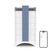 IQAir GC XE MultiGas Luftreiniger in Weiß mit blauem Streifen, Frontansicht, daneben Smartphone mit App-Anzeige