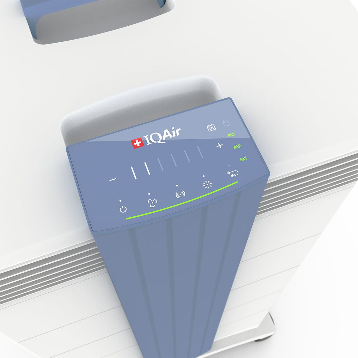 Nahaufnahme des Bedienfeldes des IQAir GC MultiGas XE Luftreinigers mit Touch-Tasten und Logo