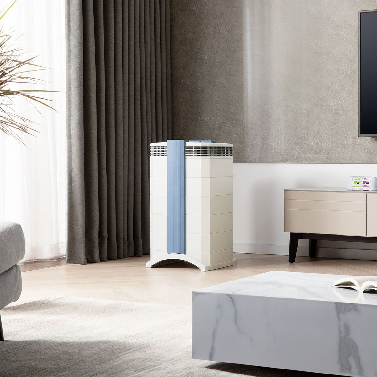 IQAir GC MultiGas XE Luftreiniger in Weiß, im Wohnzimmer neben Sideboard und Couchtisch