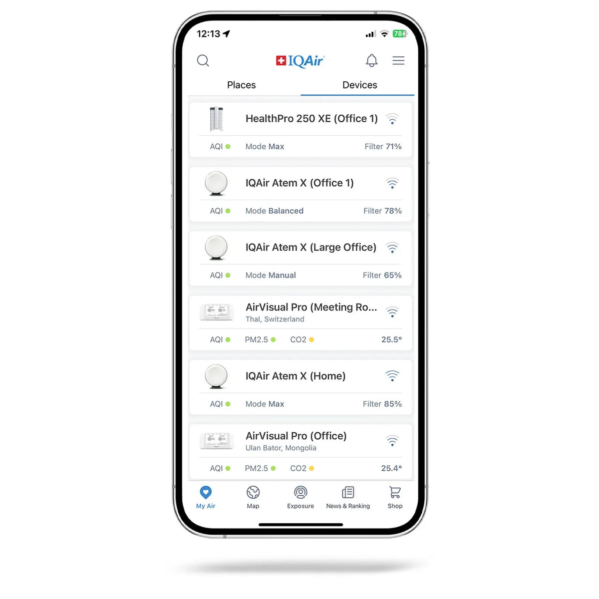 Smartphone zeigt IQAir App mit Geräteübersicht, darunter HealthPro 250 XE mit Modus und Filterstand