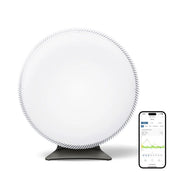 IQAir Atem X Luftreiniger, weiße runde Front, daneben Smartphone mit Luftqualitäts-App