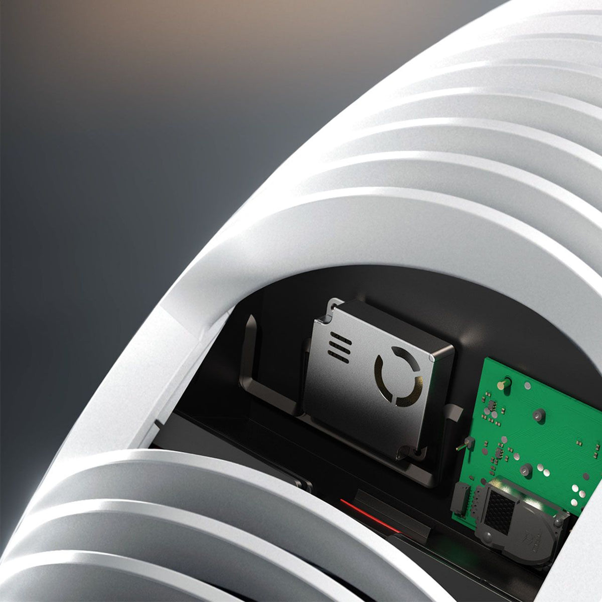 Nahaufnahme des IQAir Atem X Luftreiniger mit Blick auf internen Sensor und Platine