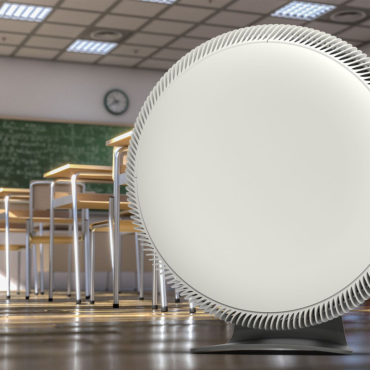 IQAir Atem X Luftreiniger mit rundem Gehäuse in einem Klassenzimmer mit Schulbänken