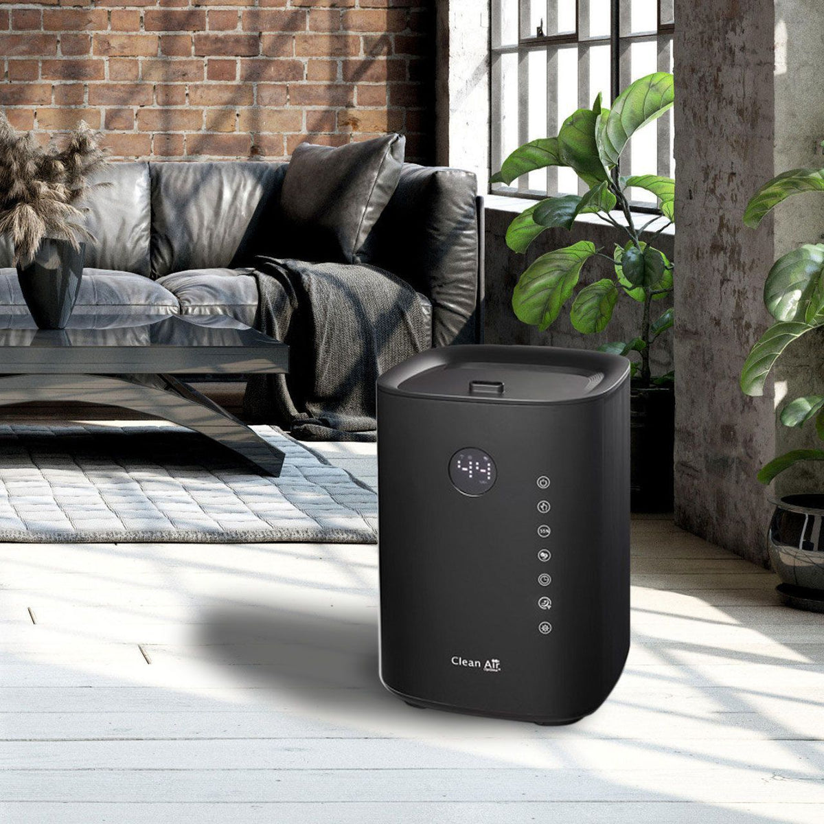 Clean Air Optima CA-605 Smart Luftbefeuchter in Schwarz auf Holzboden in industriell eingerichtetem Wohnzimmer