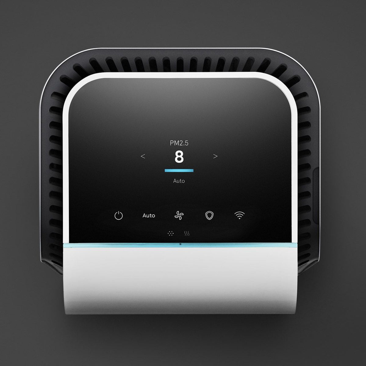 Blueair HealthProtect 7440i Luftreiniger, Nahaufnahme des Touch-Displays mit PM2.5-Wert 8 und Auto-Modus