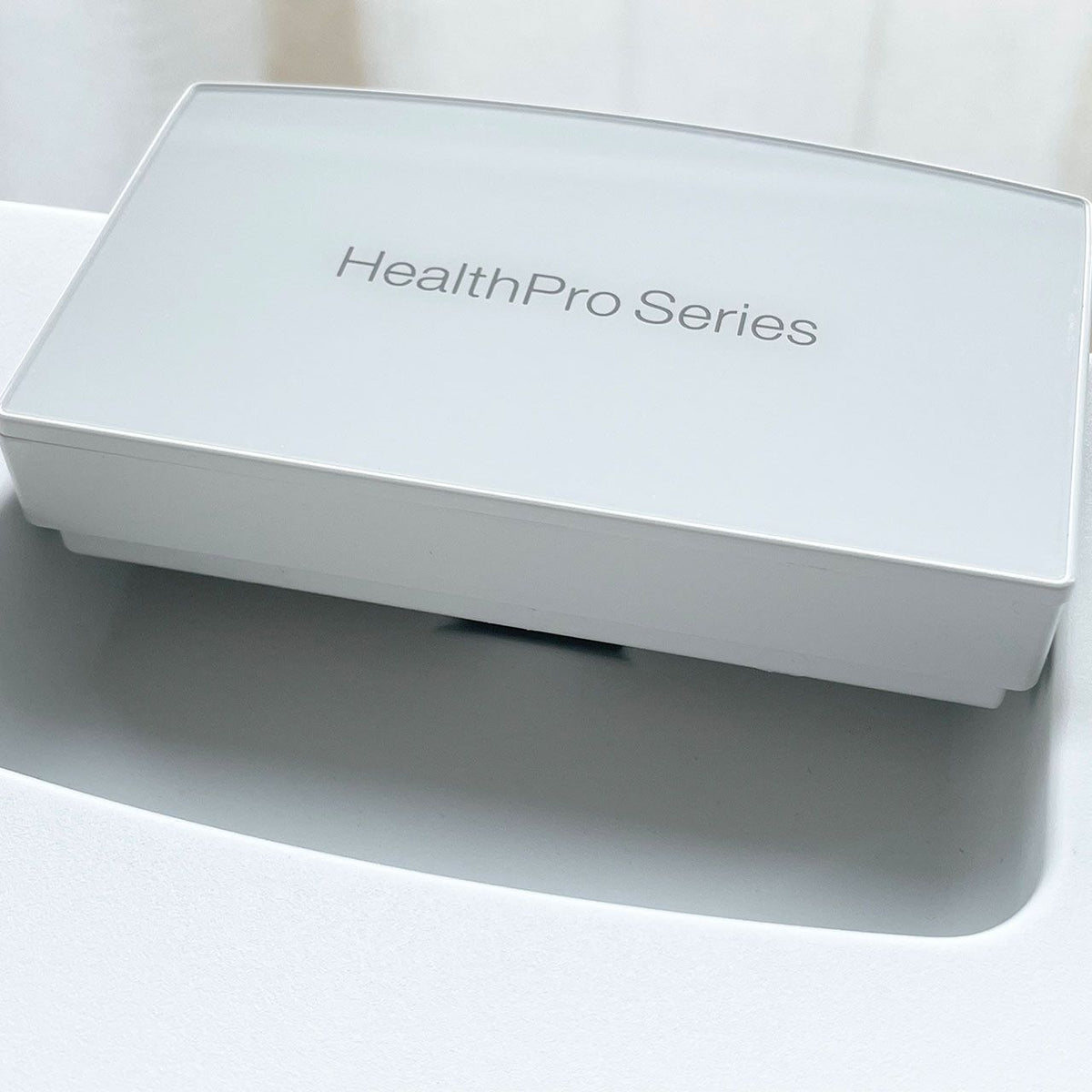 Nahaufnahme des Bedienfelds des IQAir HealthPro 100 XE Luftreinigers mit Schriftzug „HealthPro Series“