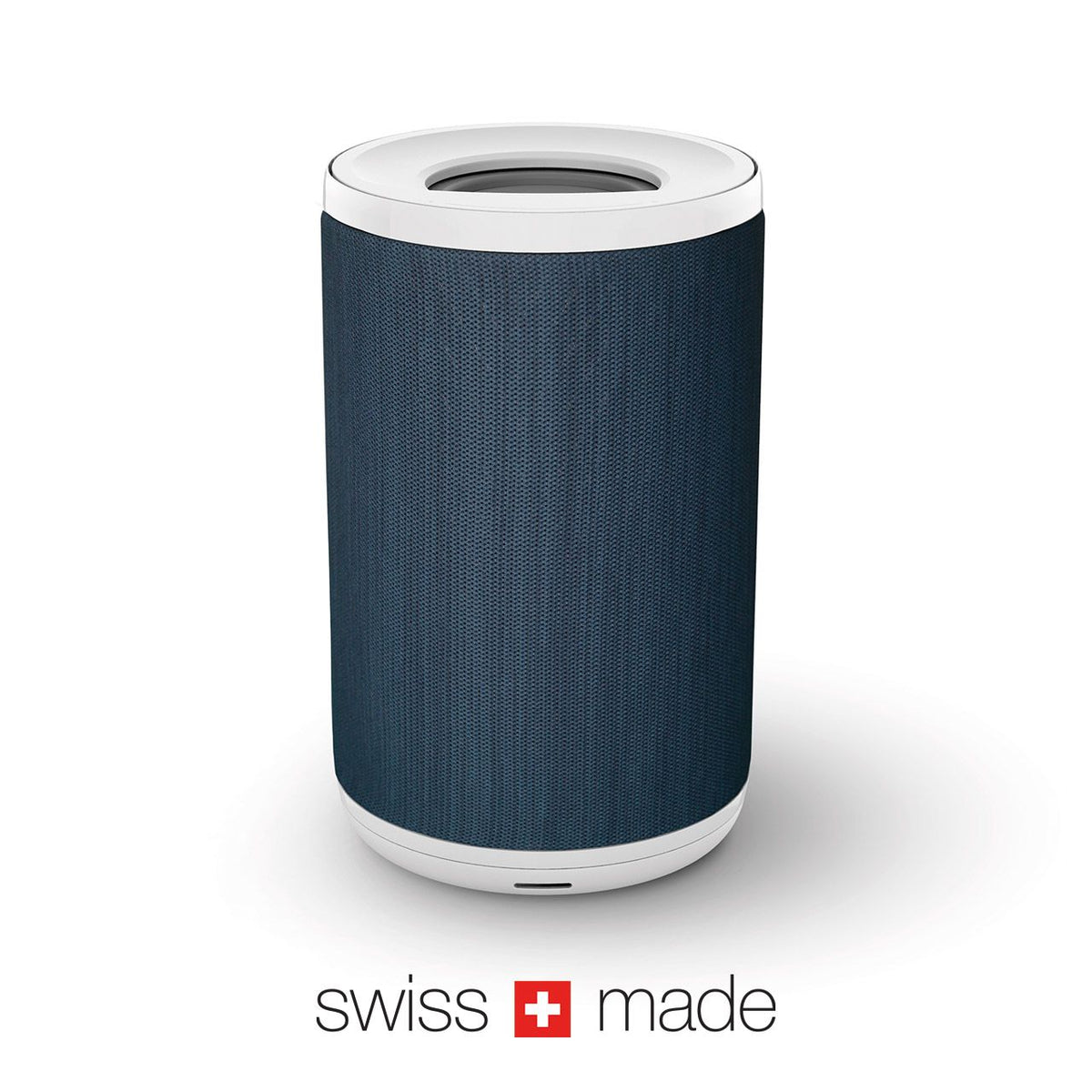 Aeris aair LITE Luftreiniger mit Stoffbezug in Sailor Blue, Frontalansicht mit „swiss made“-Logo