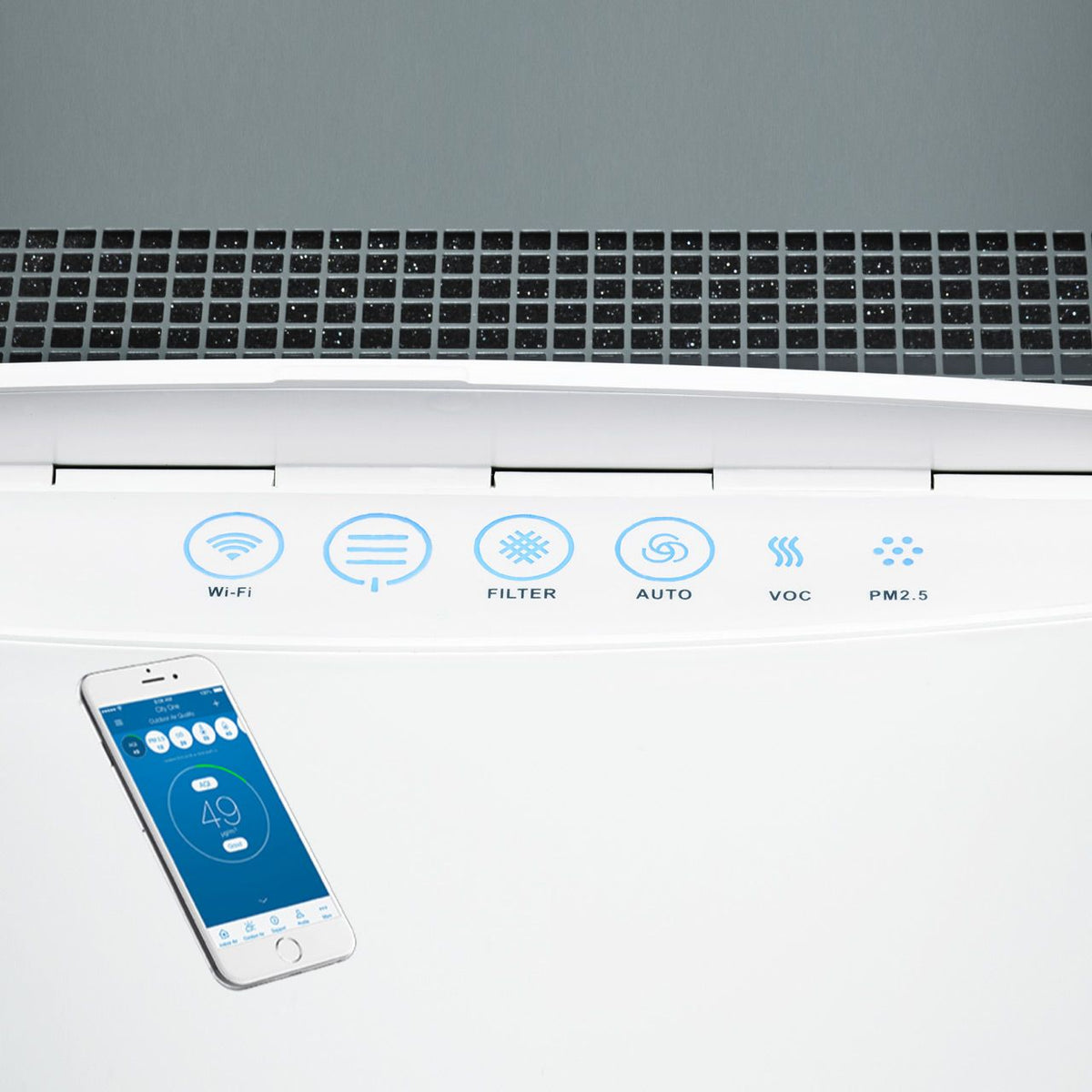 Bedienfeld des Blueair Classic 280i Luftreiniger mit Wi-Fi-, Filter-, Auto-, VOC- und PM2.5-Anzeige, Smartphone mit App