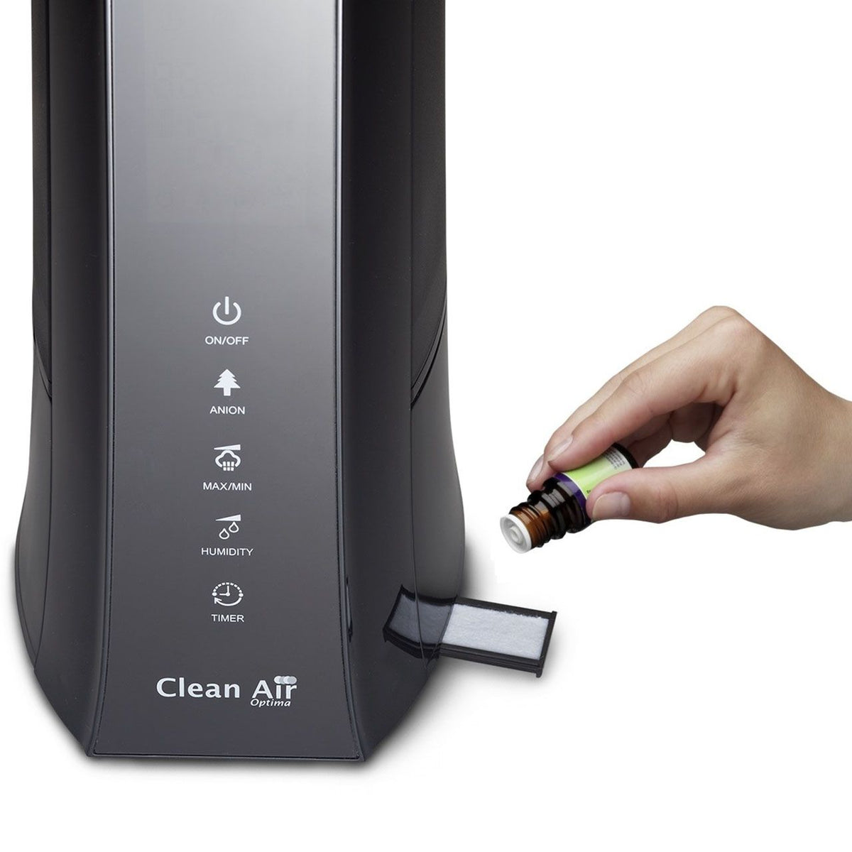 Hand hält Duftölfläschchen an Aromafach des Clean Air Optima CA-603 Luftbefeuchters, schwarz