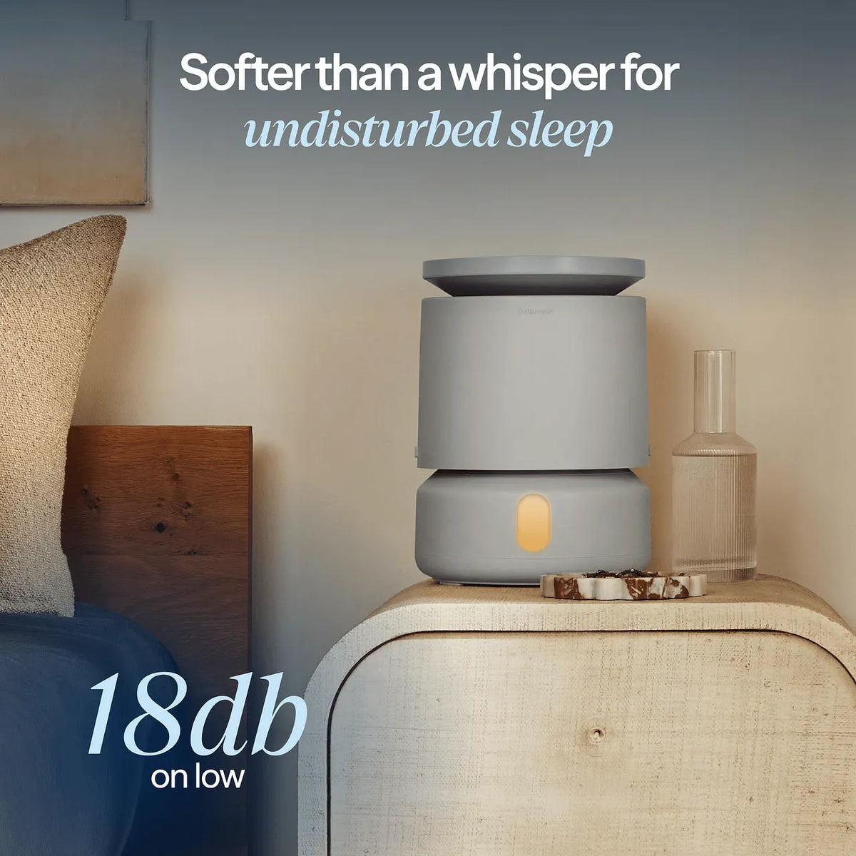 Blueair DreamWell H38i Luftbefeuchter in Grau auf Nachttisch neben Vase, Grafik „18db on low“